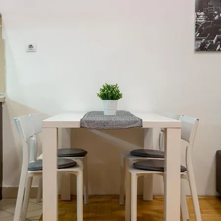 Downtown In The Gozsdu Garden Apartment